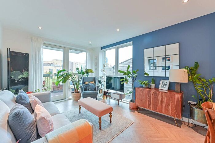 2 Bedroom Flat For Sale In Sam King Walk, Camberwell, London, SE5