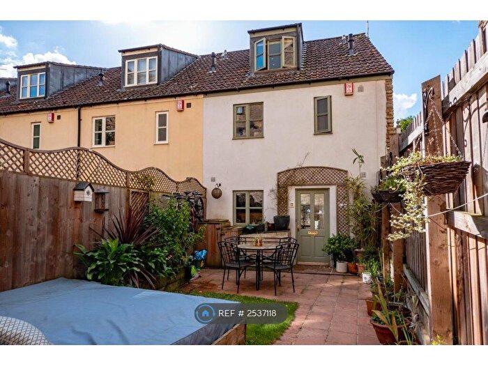 3 Bedroom Semi-Detached House To Rent In Rawlings Mill, Frome, BA11