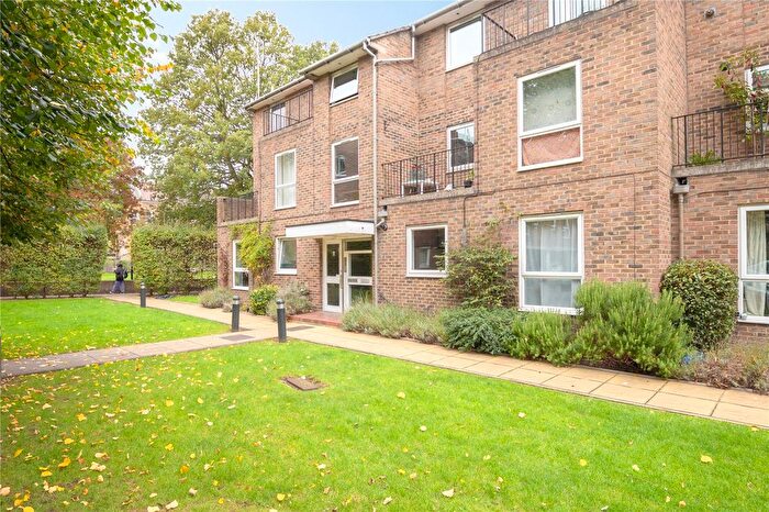 2 Bedroom Flat For Sale In Arragon Road, Twickenham, TW1