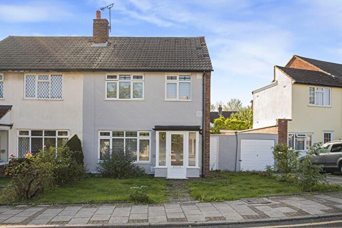 3 Bedroom Semi Detached House For Sale In Waverley Close, Bromley, BR2