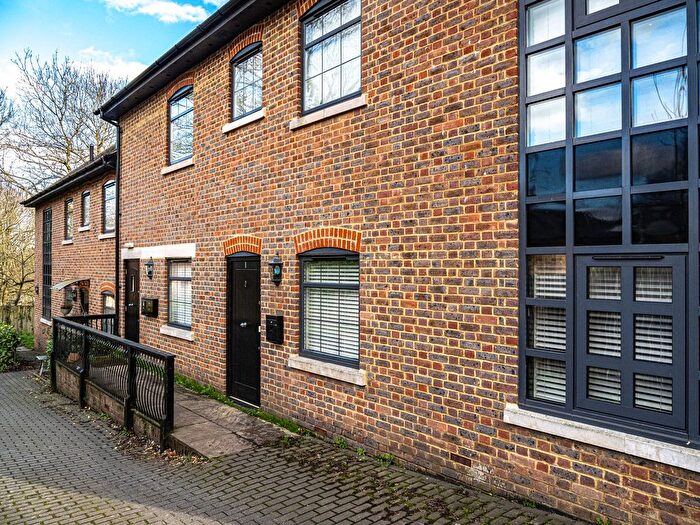 2 Bedroom Flat For Sale In High Street, Kings Langley, WD4