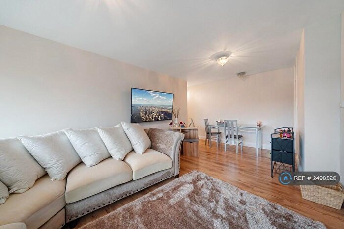 2 Bedroom Flat To Rent In Albany Court, London, N12