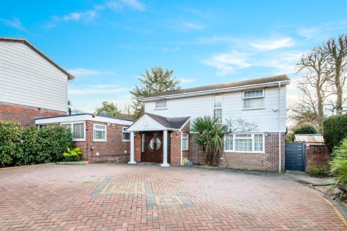 4 Bedroom Detached House For Sale In Parklands Way, Worcester Park, KT4