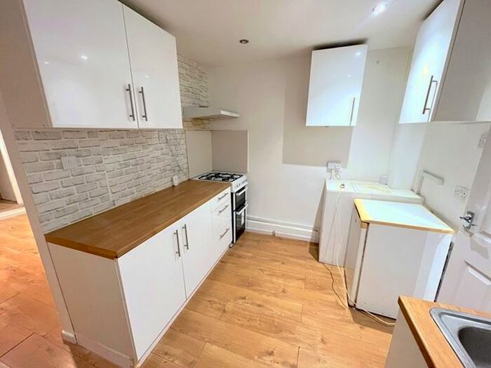 1 Bedroom Flat To Rent In Robinson Road, Upper Tooting, London, England, SW17