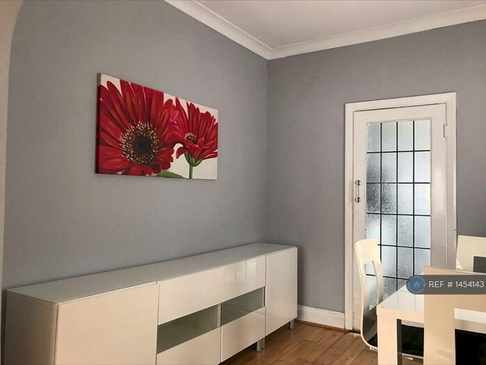 2 Bedroom Bungalow To Rent In Kenilworth Road, Edgware, HA8