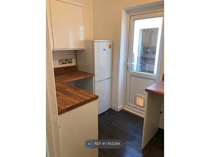 2 Bedroom Flat To Rent In Fawcett Road, Southsea, PO4