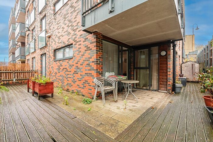 2 Bedroom Flat For Sale In Townhall Square, Crayford, Dartford, DA1