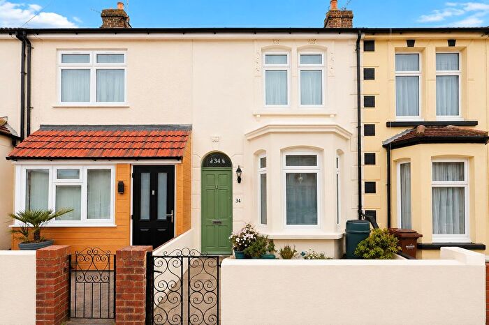 3 Bedroom Terraced House For Sale In Wellington Road, Gillingham, ME7