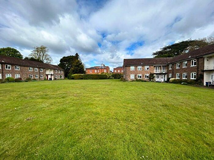 2 Bedroom Flat To Rent In Sanderstead Court, Addington Road, South Croydon, CR2