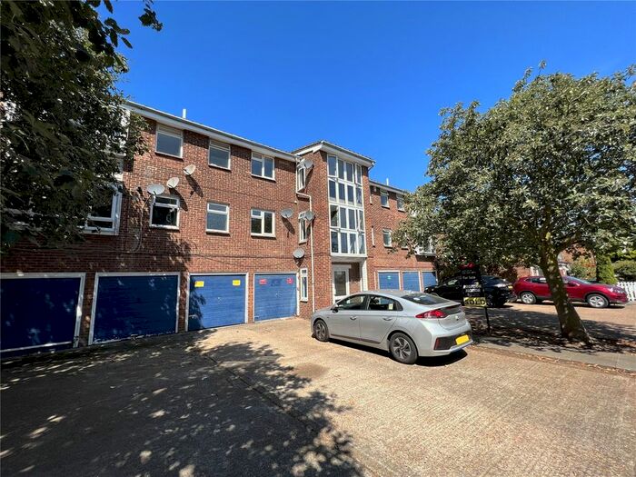 Houses for sale & to rent in SE28 8BY, Titmuss Avenue, Thamesmead