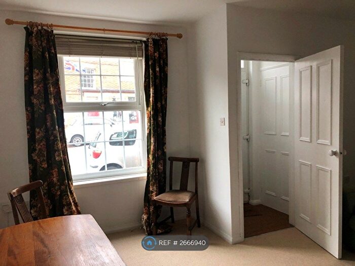 1 Bedroom Flat To Rent In High Street, Newport Pagnell, MK16