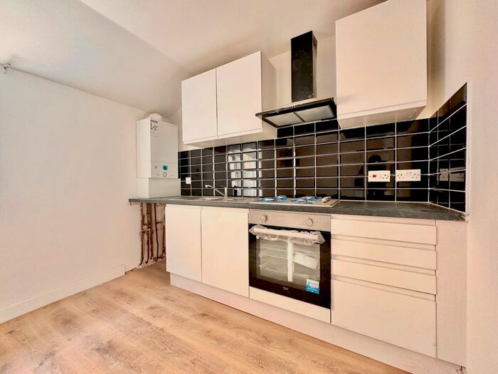 2 Bedroom Flat To Rent In Longley Road, London, SW17
