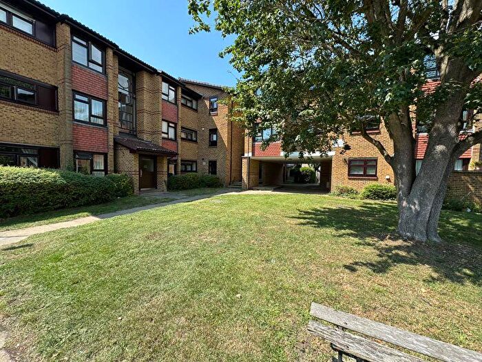 3 Bedroom Flat For Sale In Vincent Road, Luton, LU4