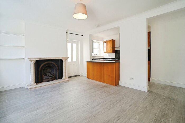 3 Bedroom Flat To Rent In North Side Wandsworth Common, London, SW18