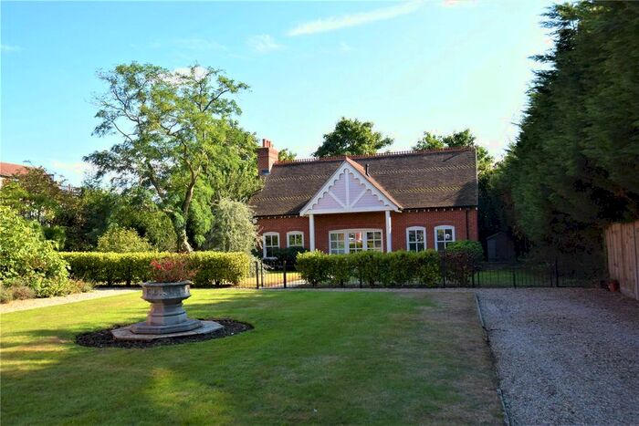 3 Bedroom Detached House To Rent In High Street, Burnham, Slough, SL1