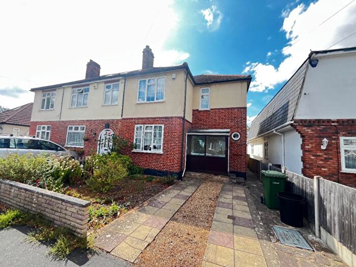 3 Bedroom End Of Terrace House For Sale In Vicarage Road, Hornchurch, RM12