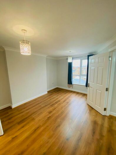 3 Bedroom Flat To Rent In Uxbridge Road, London W12