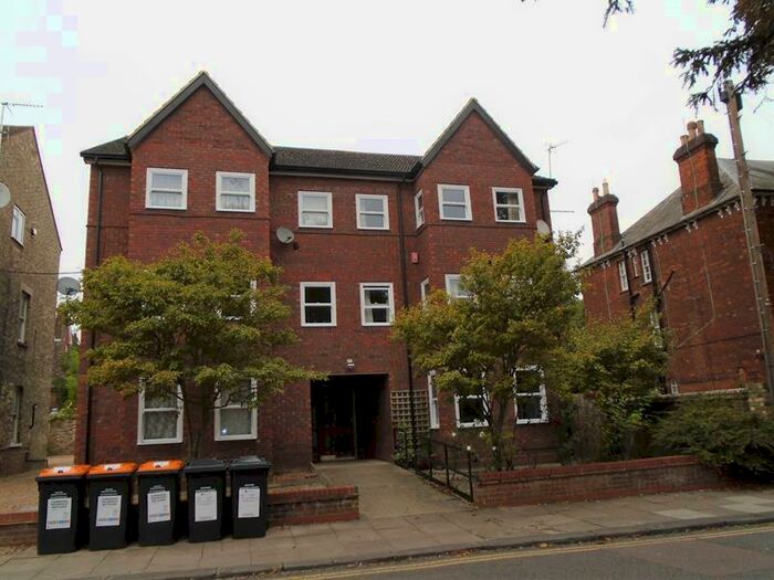 2 Bedroom Flat To Rent In Rothsay Place, Bedford, MK40