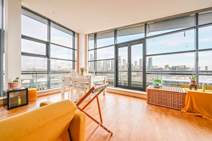 3 Bedroom Flat For Sale In Crews Street, Canary Wharf, London, E14