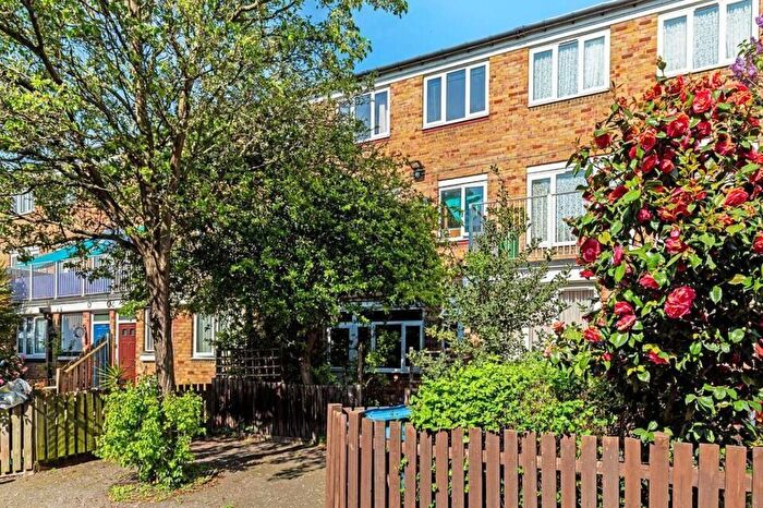 4 Bedroom Flat To Rent In Lucey Way, London, SE16