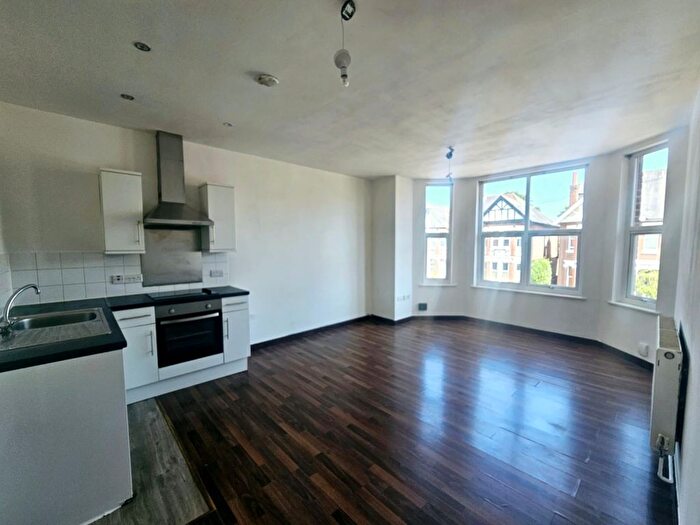 2 Bedroom Flat To Rent In Thornbury Avenue, Southampton, SO15