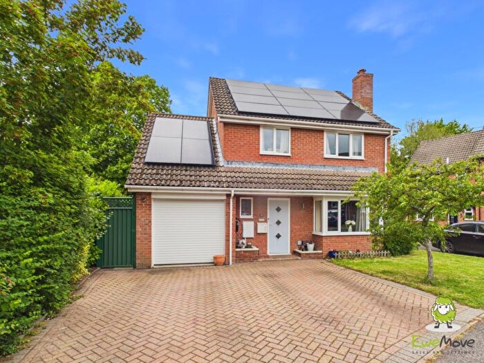 4 Bedroom Detached House For Sale In Worcester Avenue, Basingstoke, Hampshire, RG22