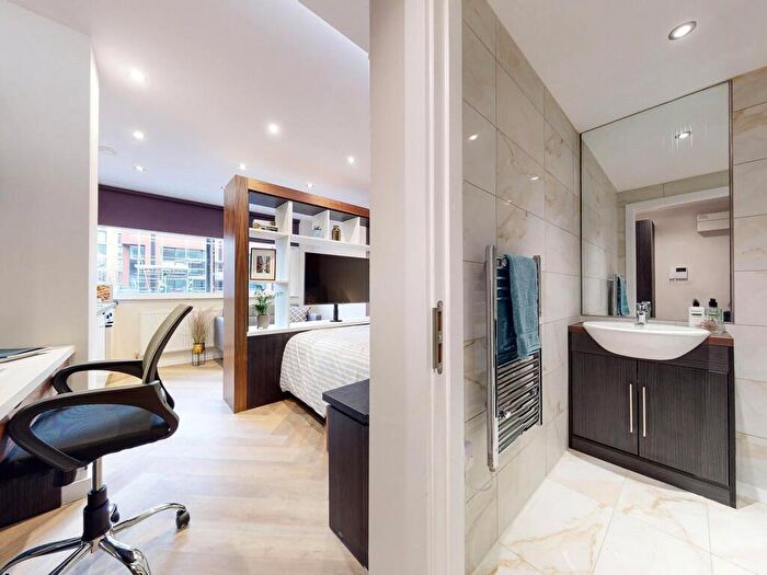 Apartment To Rent In Apt, Live Oasis Wade Lane #, LS2