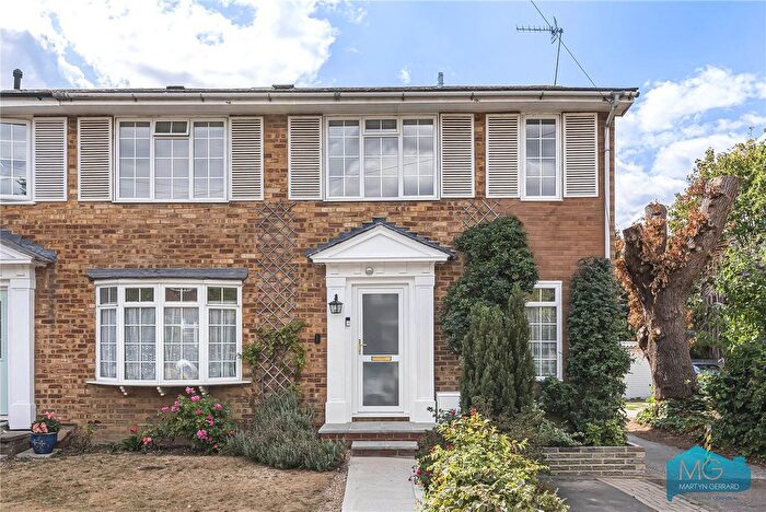 4 Bedroom End Of Terrace House For Sale In Elizabeth Close, Barnet, EN5