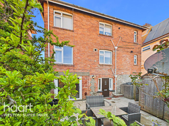 2 Bedroom Flat For Sale In Links Road, Weston-super-mare, BS23