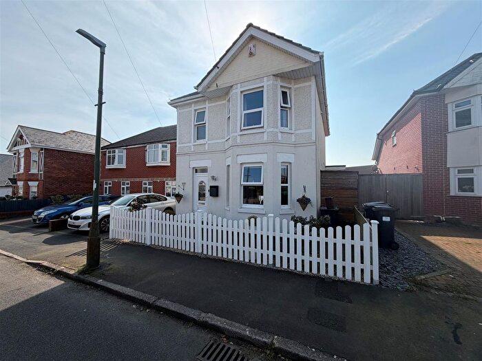 4 Bedroom Detached House For Sale In Kingswell Road, Ensbury Park, Bournemouth, BH10