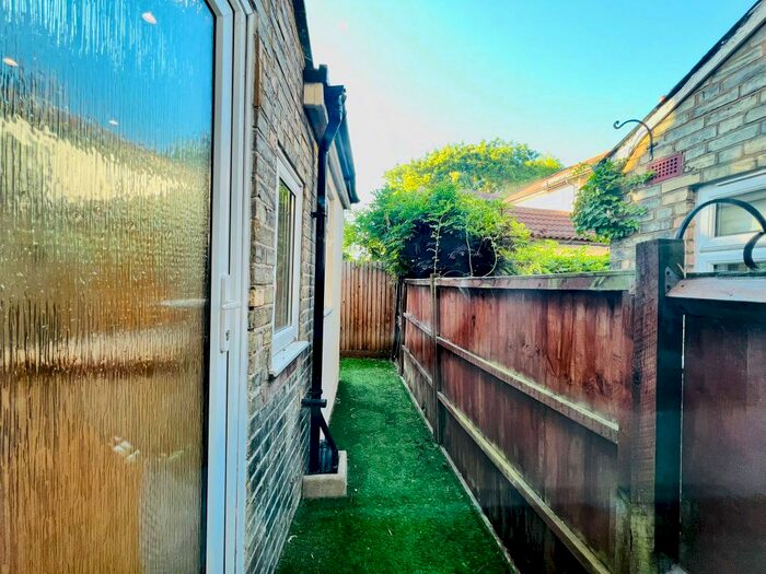 2 Bedroom Terraced House To Rent In Chipping Close, Barnet, Middlsesex, EN5