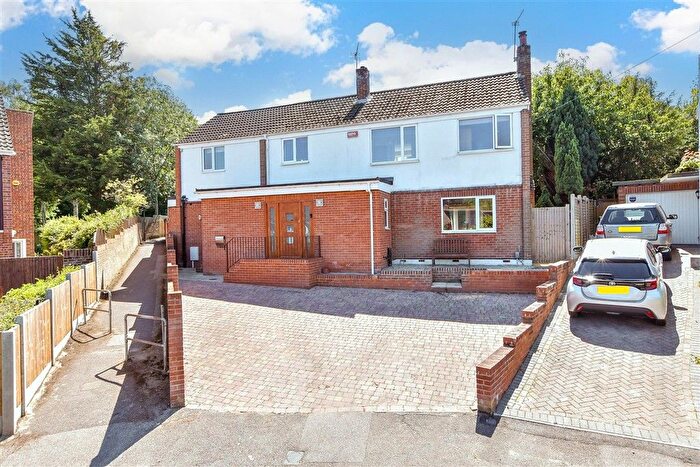 4 Bedroom Detached House For Sale In Blythe Road, Maidstone, Kent, ME15