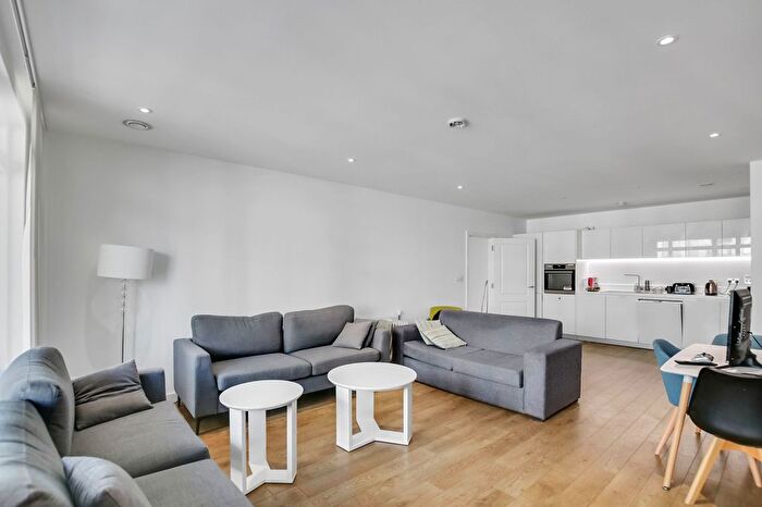 3 Bedroom Flat To Rent In Cording Street, Banbury Point, E14