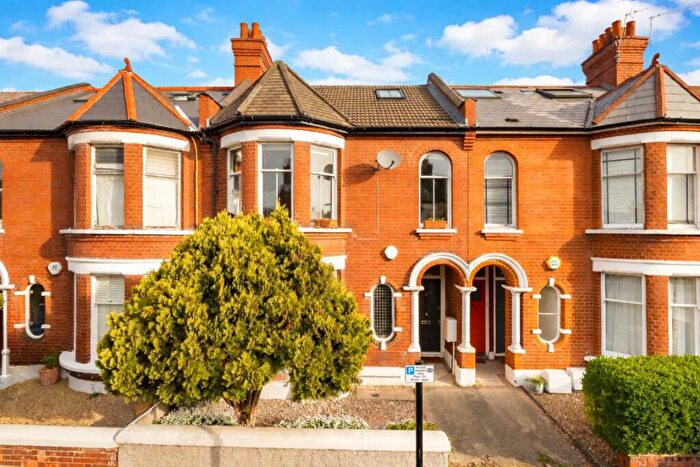 2 Bedroom Maisonette For Sale In Burnbury Road, Balham, SW12