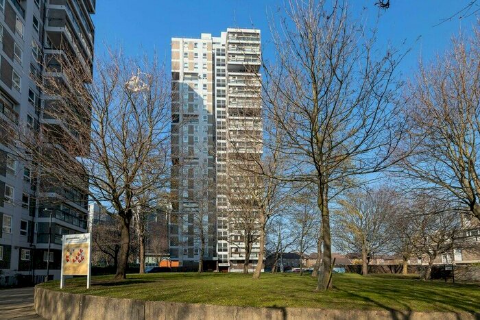 2 Bedroom Flat To Rent In Selworthy House, Wandsworth, SW11