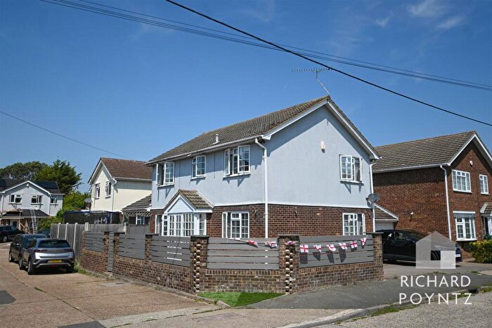 4 Bedroom Detached House For Sale In Waterdene, Canvey Island, SS8