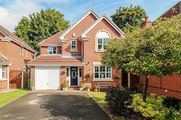 4 Bedroom Detached House For Sale In Sunny Hill Close, Wrenthorpe, Wakefield, WF2