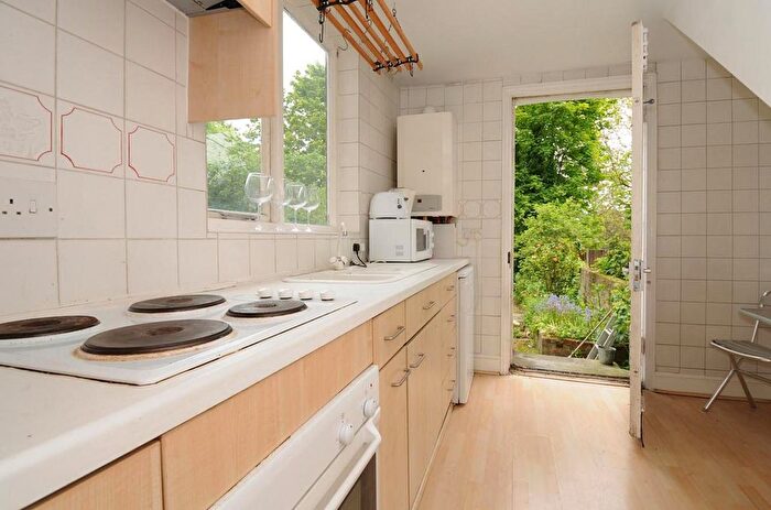 2 Bedroom Property To Rent In Arundel Square, Islington, N7