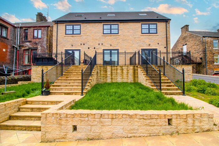 3 Bedroom Town House To Rent In Manchester Road, Stocksbridge, Sheffield, S36