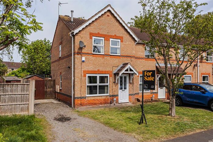 3 Bedroom End Of Terrace House For Sale In Bluebell Close, Scunthorpe, DN15