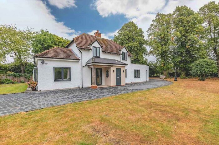 4 Bedroom Detached House To Rent In Norwood Lane, Iver Heath, SL0