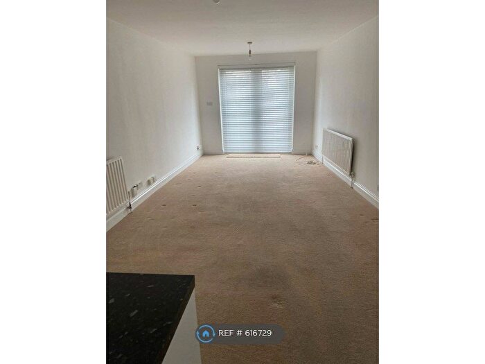 3 Bedroom Flat To Rent In Elmers End Road, London, SE20