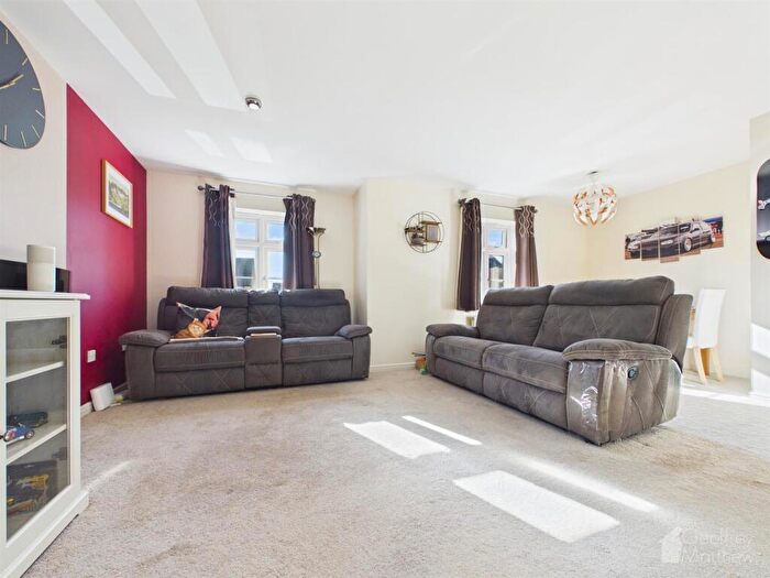 2 Bedroom Flat For Sale In Haybluff Drive, Great Ashby, Stevenage, SG1