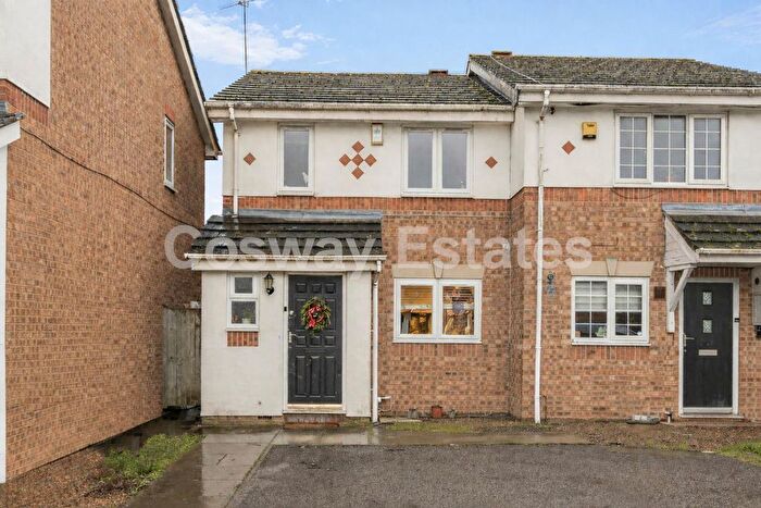 3 Bedroom Semi Detached House For Sale In Aylesham Close, Mill Hill, NW7