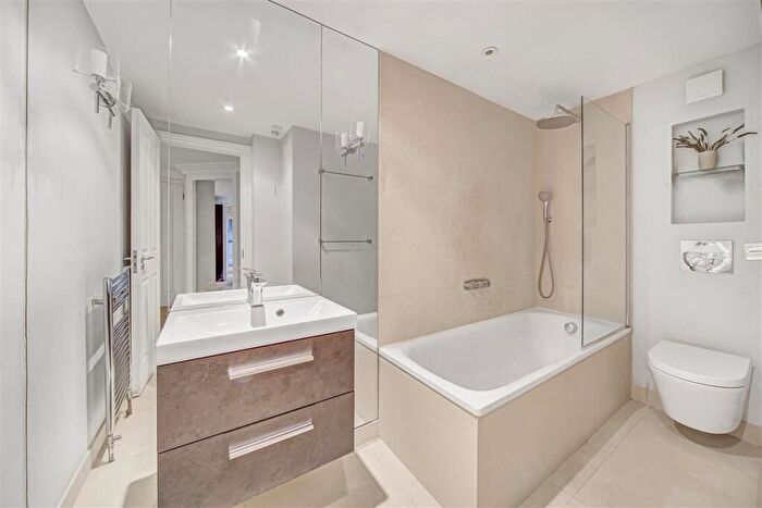 2 Bedroom Block Of Apartments For Sale In Clove Hitch Quay, SW11