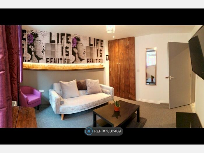 Studio To Rent In St. Johns Road, Westcliff-On-Sea, SS0