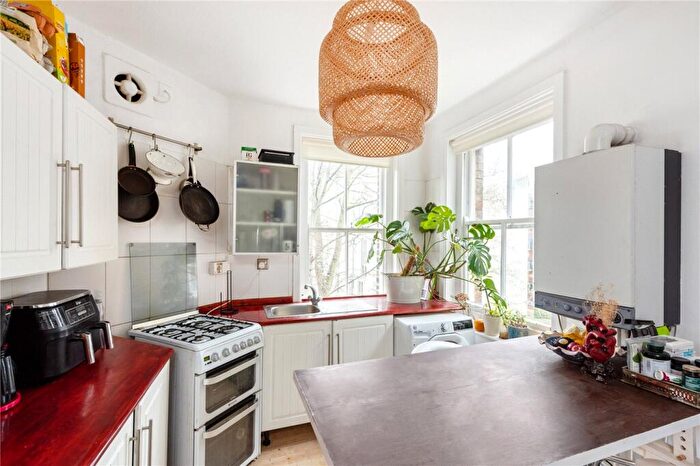 2 Bedroom Apartment For Sale In Green Lanes, London, N16