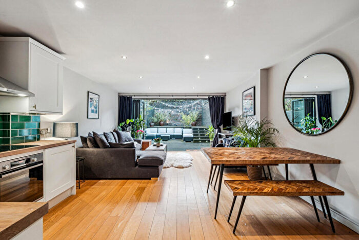 2 Bedroom Flat For Sale In Dorothy Road, London, SW11