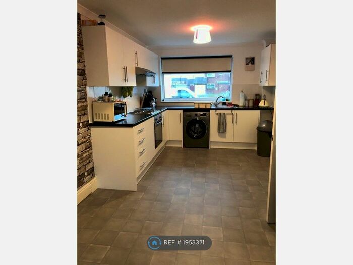 3 Bedroom End Of Terrace House To Rent In Frampton Close, Bransholme, Hull, HU7