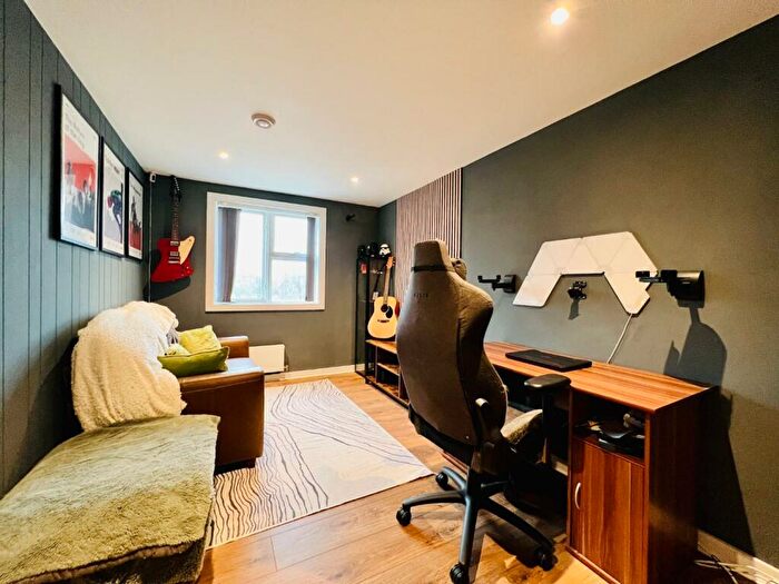 2 Bedroom Flat For Sale In Edgar Close, Kings Hill, ME19